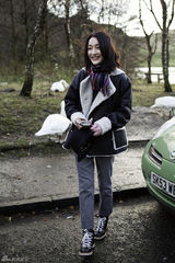 组图：周迅黑色皮衣套装爱丁堡看秀