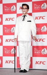 组图：绫濑遥贴白胡子扮肯德基爷爷出席活动