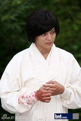 组图：朱元《新娘面具》片场为留学生讲解韩国文化