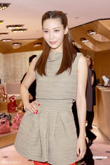 周慧敏自言有不少同志朋友 赌王四太送何超盈首饰