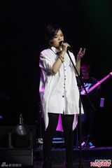 组图：刘思涵白衬衫酷帅开唱 回娘家谢粉丝