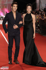 组图：群星亮相金钟奖红毯 林依晨陈柏霖受追捧