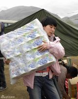 幻灯图：海清玉树探望孤儿 高原反应强烈一度昏厥