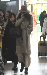 组图：林志玲大衣裹身似睡袍 遮素颜低头疾走