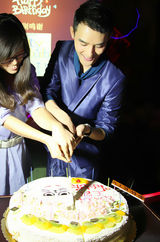 组图：王凯北京与粉丝同庆生 胡宇威远程示爱