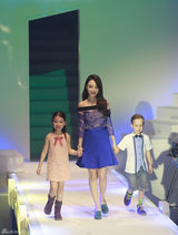 组图：李小璐压轴品牌时尚秀 骑木马大发童心