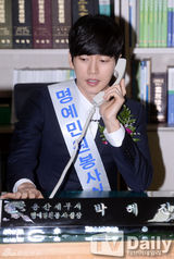 组图：朴海镇模范纳税 金荷娜刘仁娜美艳