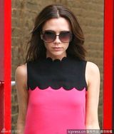 组图：贝嫂为时装周奔忙 桃红礼服配超高跟掀甜美风