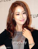 组图：李珉廷柳真人妻争艳 李秉宪娇妻大秀钻戒