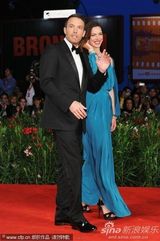 阿弗莱克帅气亮相威尼斯 丽贝卡-豪尔风情万种(图)