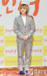 组图：李洪基顶锅盖头宣传新片 假想妻子捧场