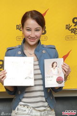 组图：李玟商台宣传新碟 收录结婚歌送歌迷