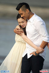 组图：黑人陈建州紧拥神似范玮琪女模