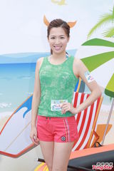 组图：白云梁政钰湿身抛胸大秀事业线