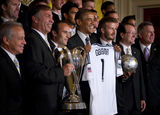 组图：奥巴马白宫宴请众球星 贝克汉姆赠送球衣