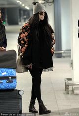 组图：范冰冰花衣潮范顶黑纱 行李倒地大呼新的