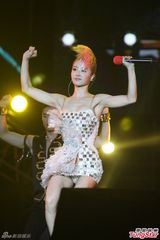 组图：蔡依林沙滩献唱遭飓风底裤走光显尴尬