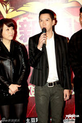 高清图：中孝介等助阵海派春晚 成龙周立波对侃