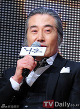 组图：朴真熙露背黑裙亮相《龟岩许浚》发布会