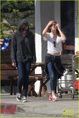 组图：暮光女低胸短袖露小蛮腰 心情放松现赘肉