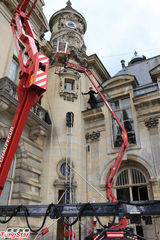 组图：《十二生肖》发全新剧照 成龙超人上身展臂力