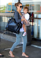 高清图：杰西卡-阿尔芭携女儿出行 弯腰险走光