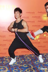 组图：任贤齐健身代言秀麒麟臂