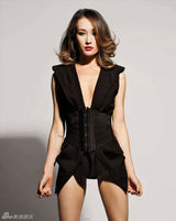 组图：Maggie Q性感装扮杂志登封面秀臀部纹身