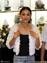 组图：张柏芝离婚后首露面 亮相几分钟强颜欢笑