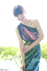 组图：柳岩彩纱逆光身姿优雅 笑容迷人清新十足
