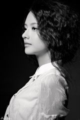 组图：张芷溪波浪卷黑白大片 蕾丝平添淡雅女人味