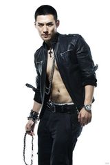 组图：严宽古铜肌肤性感搏出位 深情狂野Hold不住