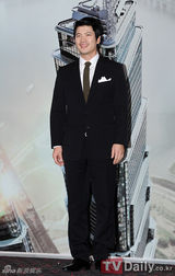 高清组图：孙艺珍宣传《巨塔》低胸礼裙婀娜妩媚