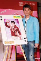 组图：古天乐饰娘娘腔化妆师 为小女孩化新年妆