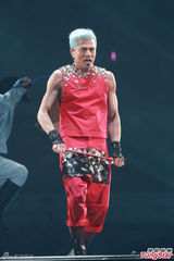 高清图：郭富城透视装秀胸肌 演唱会虚惊一场