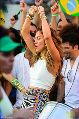 组图：詹妮弗-洛佩兹拍MV 狂舞自嗨表情销魂