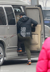 独家：佟大为归家被认出 为经纪人开车门显绅士