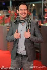 《我最好的敌人》首映 斯特劳斯玩黑白配展风情