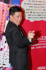 组图：周秀娜穿太空服被吊起 花心前男友遭炮轰