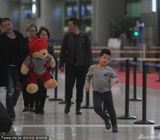 组图：石头获玩具机场狂奔流汗 郭涛贴心护子