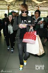 组图：TEENTOP现身机场 飞往台湾开个唱