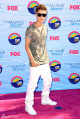 组图：青少年选择奖红毯 贾斯汀-比伯黑超耍酷