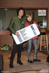 组图：黄小琥探班杨培安个唱排练送手机打气