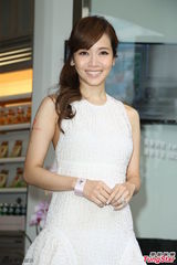 组图：侯佩岑白色长裙亮相 笑容优雅气质甜美