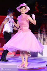 组图：凤飞飞生前精彩演出回顾 帽子歌后音容犹在