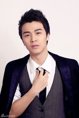 组图：孟瑞拍轻熟男写真 气质优雅笑容阳光