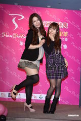 组图：女优佐山爱与瑠川里菜抵台与粉丝互动