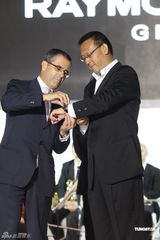 组图：姜文对妻子呵护有加 周韵与男模热聊晾老公