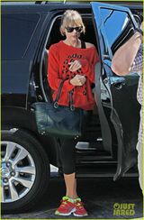 组图：泰勒斯威夫红外套出街露香肩