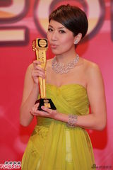 组图：黄智雯和梁烈唯获飞跃艺人奖亲吻奖杯